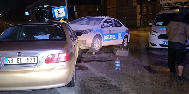 Bursa’da otomobil yol kenarındaki polis oto maketine çarptı