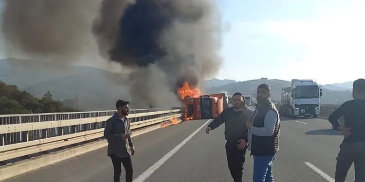 Bursa’da otobanda kaza yapan tır alevlere teslim oldu