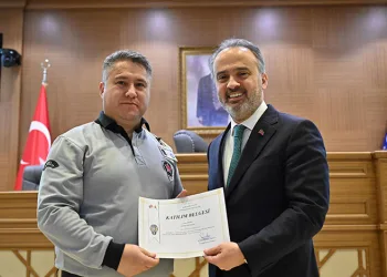 Personel, sertifikalarını Alinur Aktaş’ın elinden aldı