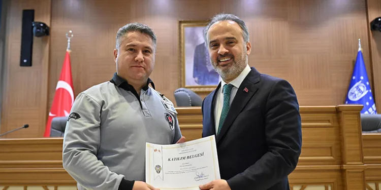 Personel, sertifikalarını Alinur Aktaş’ın elinden aldı