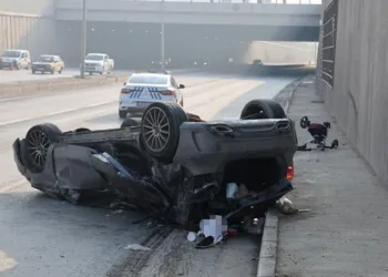 Önce otomobile sonra aydınlatma direğine çarpıp takla attı