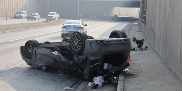 Önce otomobile sonra aydınlatma direğine çarpıp takla attı