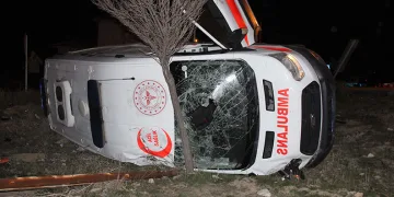 Otomobille çarpışan ambulans devrildi: 5 yaralı