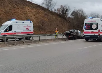Bursa’da virajı alamayan otomobil takla attı