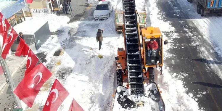 Kar yığınları kamyonlarla şehir dışına taşınıyor