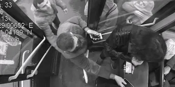 Çaldığı telefonu beğenmeyip geri verdi