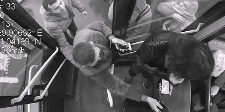 Çaldığı telefonu beğenmeyip geri verdi