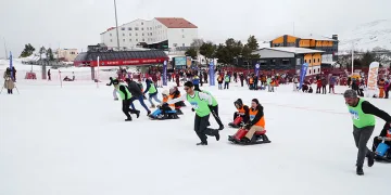 ‘Artık Çekilmez Oldun’ kızak yarışmasında eşler doyasıya eğlendi