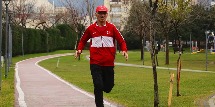 Japonya’da maraton koşmak için inşaatlarda çalışıyor