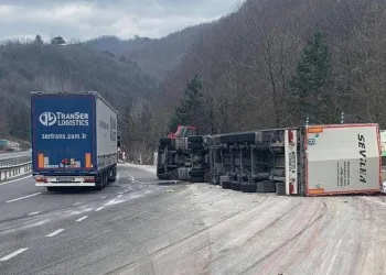 Bursa’da kontrolden çıkan tır devrildi