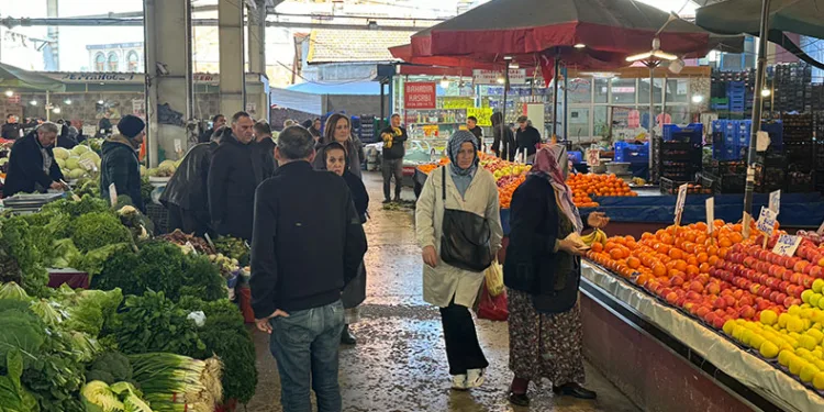 Halk pazarında fiyatlar yükseldi