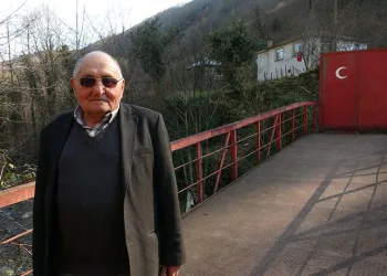 Kendi imkanlarıyla yaptırdığı köprüye kilit vurdu