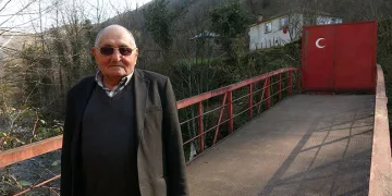 Kendi imkanlarıyla yaptırdığı köprüye kilit vurdu