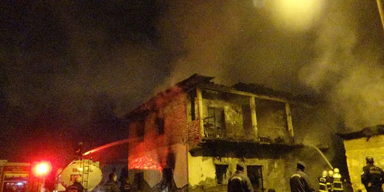 Adana’da yangın: Anne ve iki çocuğu hayatını kaybetti