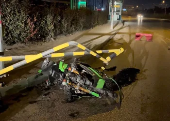 Bursa’da otomobilin çarptığı motosiklet hurdaya döndü