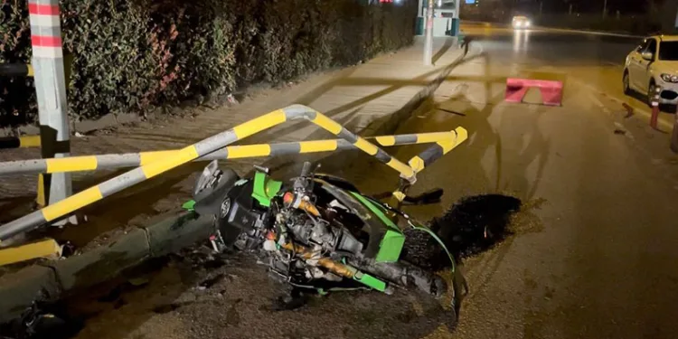 Bursa’da otomobilin çarptığı motosiklet hurdaya döndü