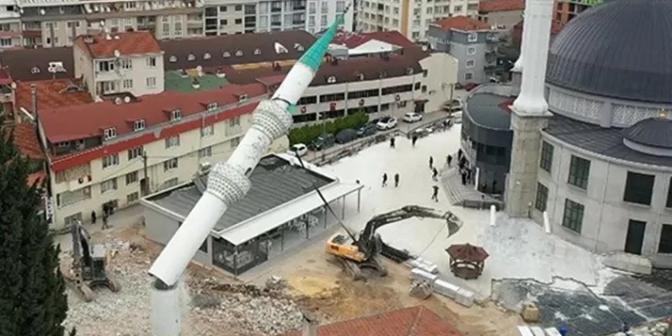 Bursa’da cami minaresi kontrollü olarak yıkıldı