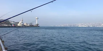 İstanbul Boğazı’nda gemi trafiği askıya alındı