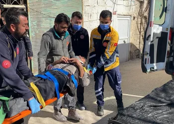 Görme engelli babası ile oğlunu damdan aşağı attı