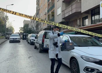 Eski sevgilisinin nişanlısını silahla öldürdü