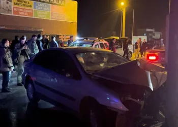 Bursa’da alkollü sürücü yol ayrımındaki direğe çarptı