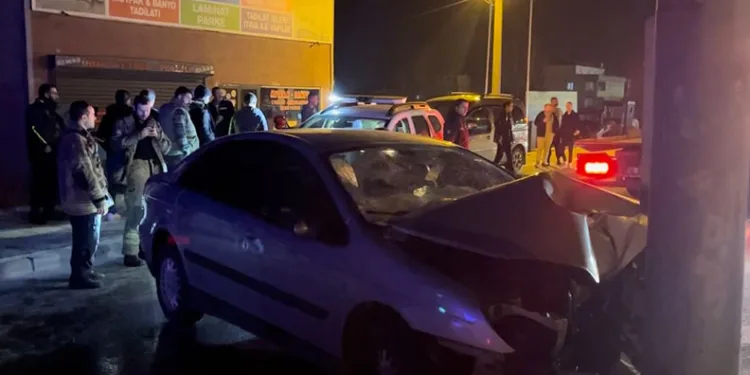 Bursa’da alkollü sürücü yol ayrımındaki direğe çarptı