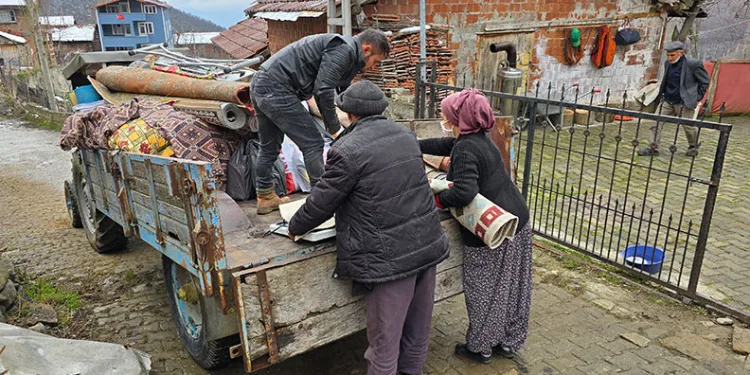 Heyelanda evlerini terk eden vatandaşlara yardım eli uzandı