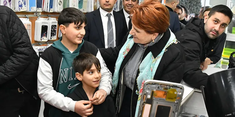 Meral Akşener, esnafı ziyaret etti