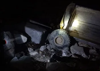 Mermer ocağında kamyon devrildi