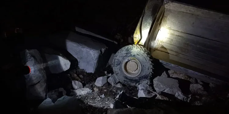 Mermer ocağında kamyon devrildi