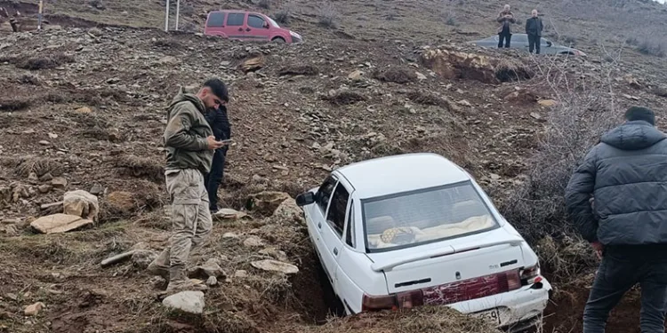 Otomobil şarampole yuvarlandı