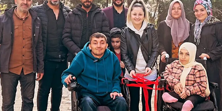 Engelli çift aşklarının önündeki son engeli de aştı
