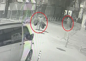 Bursa’da tarihi konaktan eşya çalan hırsızlar kamerada