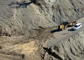 Heyelan nedeniyle kapanan yol açılıyor