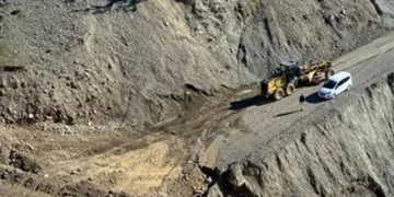 Heyelan nedeniyle kapanan yol açılıyor
