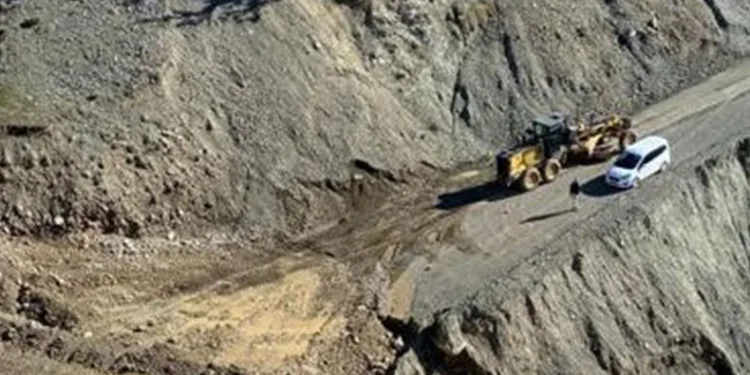 Heyelan nedeniyle kapanan yol açılıyor