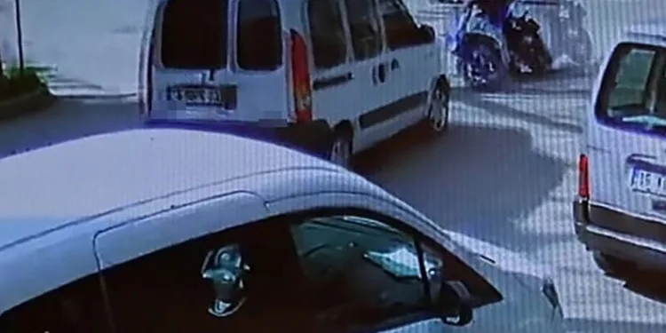Bursa’da hafif ticari araç ile motosiklet çarpıştı