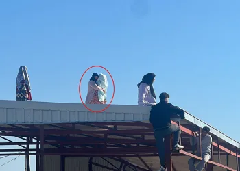 Bursa’da yıkıma engel olmak için bebeğiyle çatıya çıktı