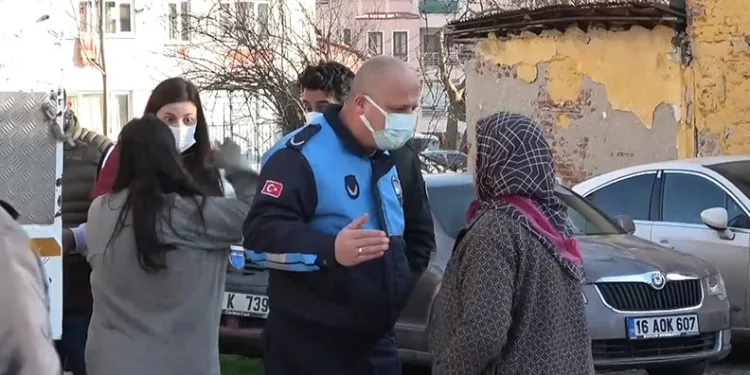 Çöp evi boşaltılınca sinir krizi geçirdi: “Kızımın çeyizini atıyorsunuz”
