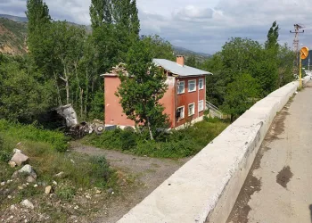 Bu evin üzerine sürekli kamyon uçuyor