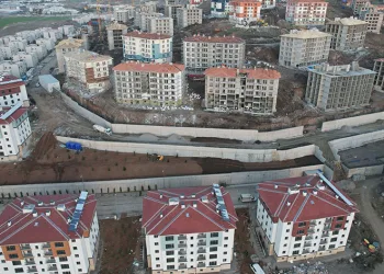 Deprem konutlarında anahtar teslimatları başladı