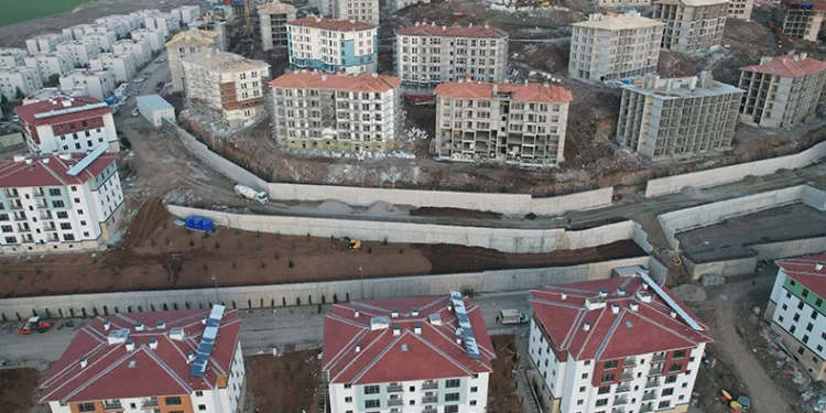 Deprem konutlarında anahtar teslimatları başladı