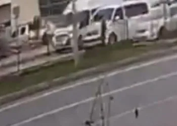 Otomobilin çarptığı kız metrelerce havaya fırladı
