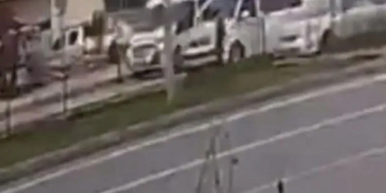 Otomobilin çarptığı kız metrelerce havaya fırladı