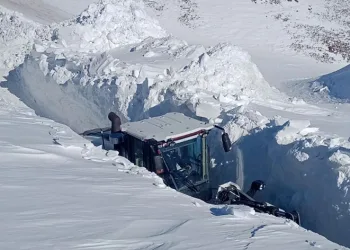 Yüksekova’da 5 metrelik kar tüneli oluştu