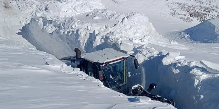 Yüksekova’da 5 metrelik kar tüneli oluştu
