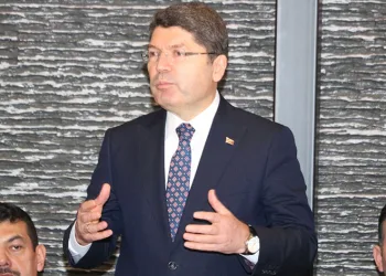 “Demokrasinin standartlarıyla bugünkü arasında büyük fark var”