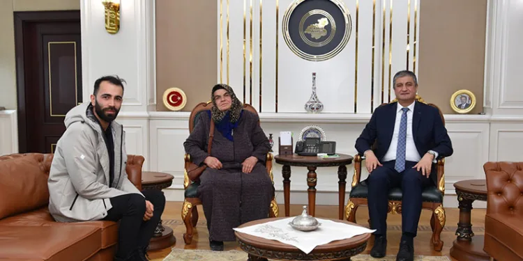 Vali Yavuz, şehit ailesini ağırladı