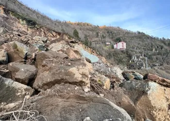 Dev kayalar mahalleyi teğet geçti