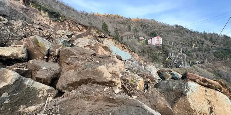 Dev kayalar mahalleyi teğet geçti